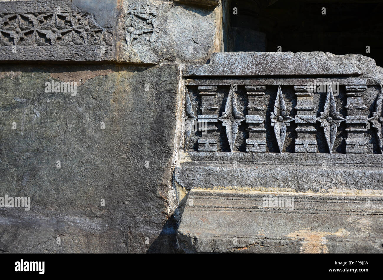 Sur le 13e siècle sculptures Mahadev Temple construit de pierres de basalte à Tambdi Surla, Sanguem, Goa, Inde Banque D'Images