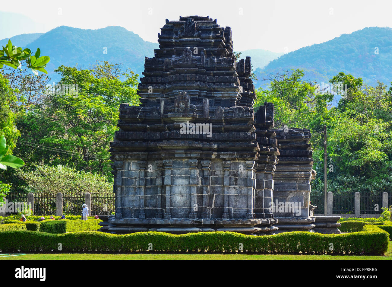 Finement sculptée à l'arrière de l'Mahadev Temple à Tambdi Surla, avec des belles montagnes des Ghâts occidentaux en toile de fond. Banque D'Images