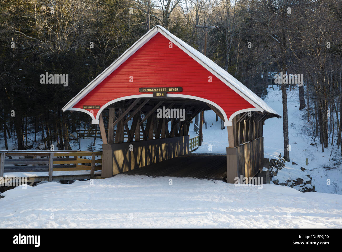 Flume Pont couvert de Franconia Notch State Park de Lincoln, New Hampshire USA pendant les mois d'hiver. Banque D'Images