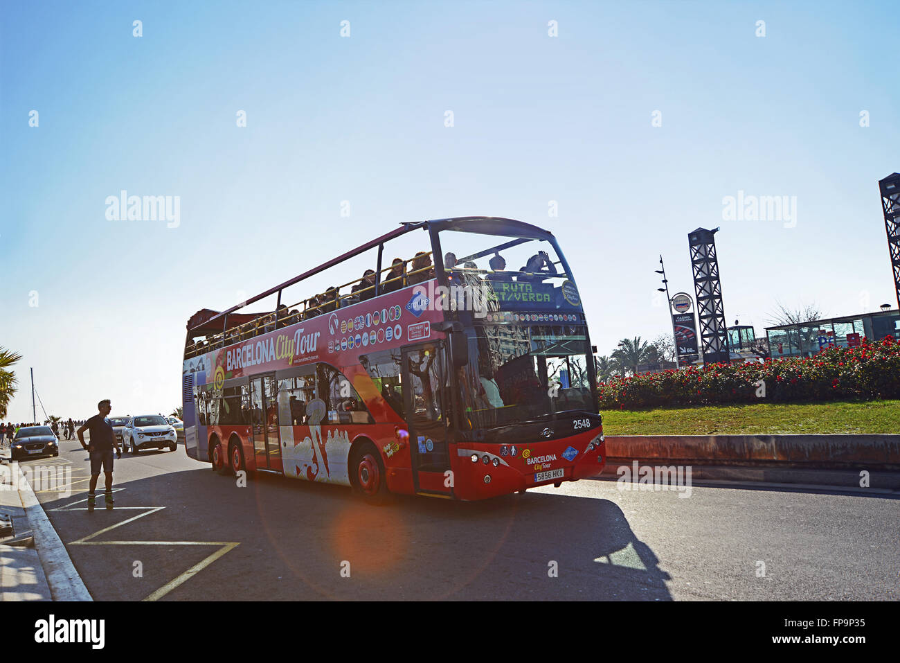 Barcelone, Espagne - 27 décembre 2015 : bus touristique près de Port Olimpic marina dans la ville de Barcelone, Catalogne, Espagne. Banque D'Images