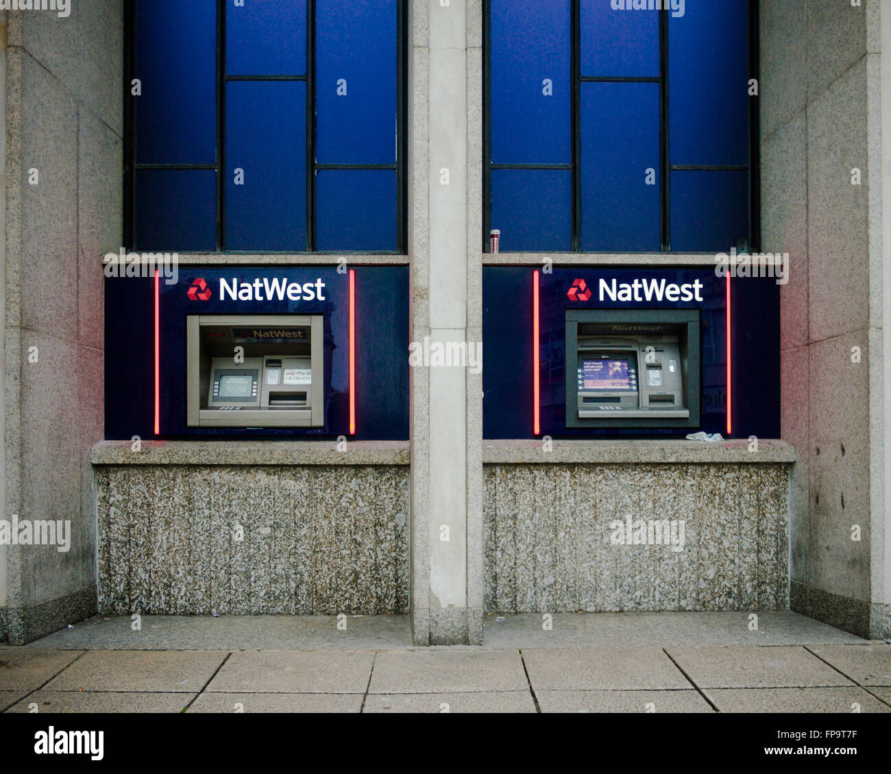 Une paire de Natwest bank distributeur automatique de machines virtuelles sur un high street Banque D'Images