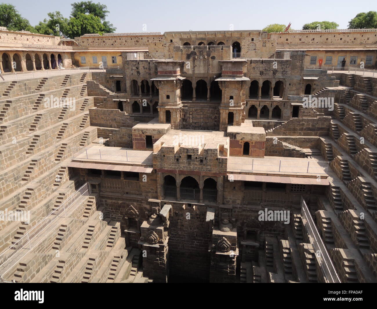 Chand Baori Abhaneri étape bien dans Village près de Jaipur, Inde Banque D'Images