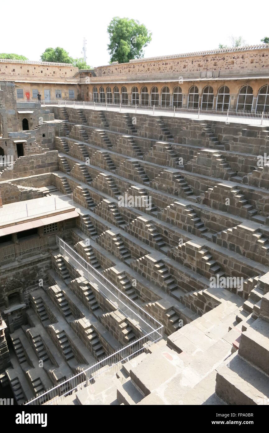 Chand Baori Abhaneri étape bien dans Village près de Jaipur, Inde Banque D'Images
