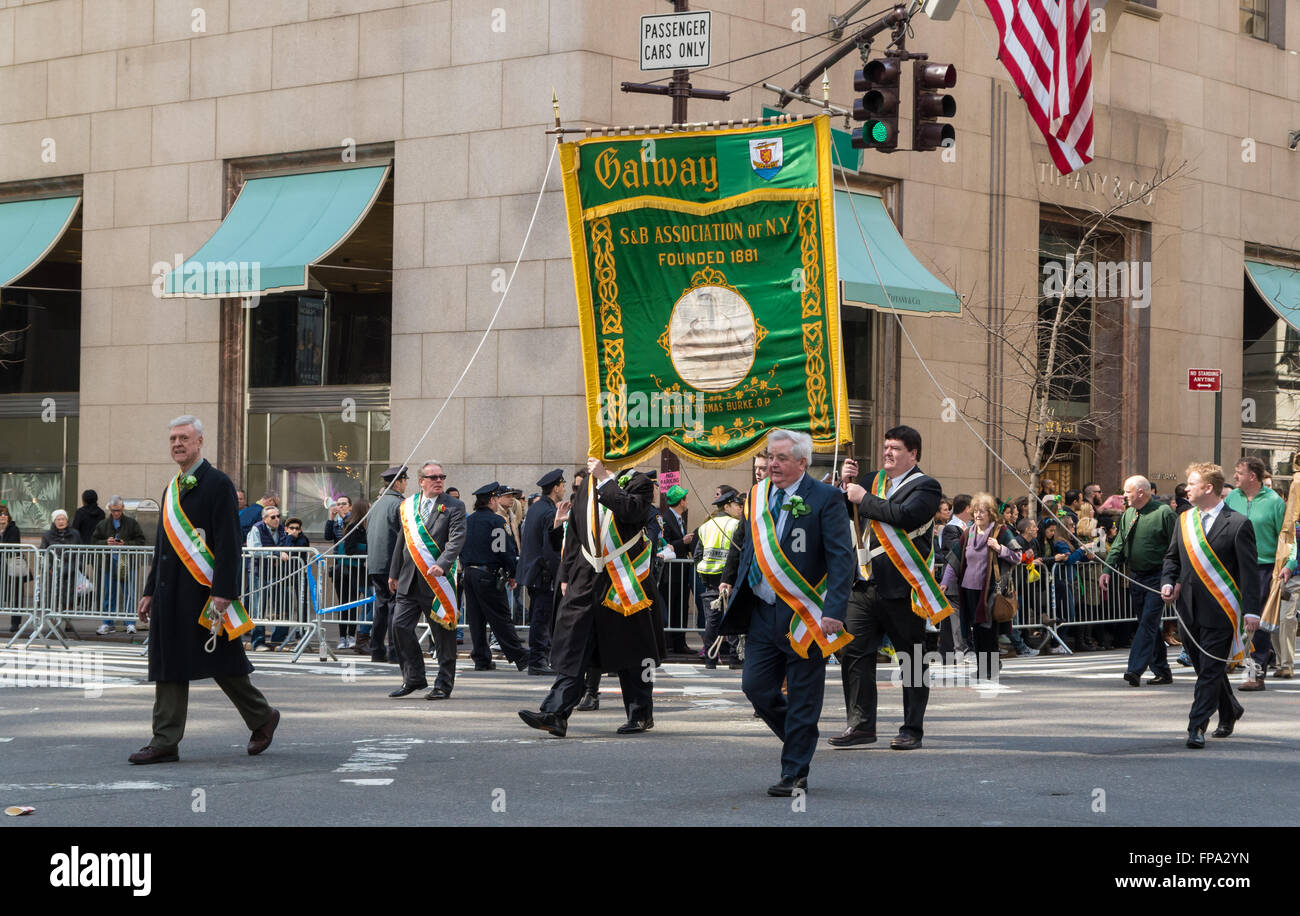 Galway S&B Association of New York pas dans les 2016 Célébrations de la St Patrick à New York City, USA. Banque D'Images