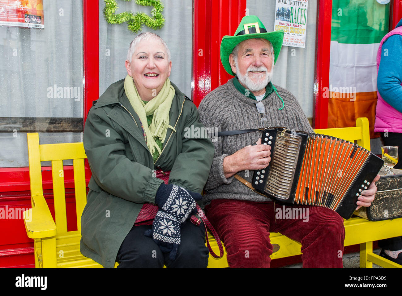 Ballydehob, Irlande. 17 mars, 2016. Annie et Bert Moran, revenant à Ballydehob pour St Patricks Day, sont illustrés à l'extérieur de la Irish whip pub sur St Patricks Day. Credit : Andy Gibson/Alamy Live News. Banque D'Images