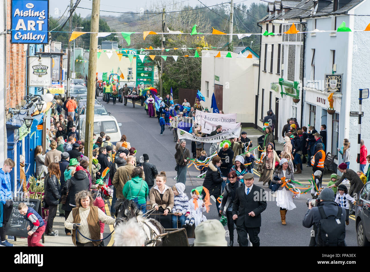 Ballydehob, West Cork, Irlande. 17 mars, 2016. L'Ballydehob St Patrick's Day Procession serpente jusqu'Ballydehob Rue principale sur le chemin du retour, regardée par des centaines d'habitants et les touristes. Credit : Andy Gibson/Alamy Live News. Banque D'Images