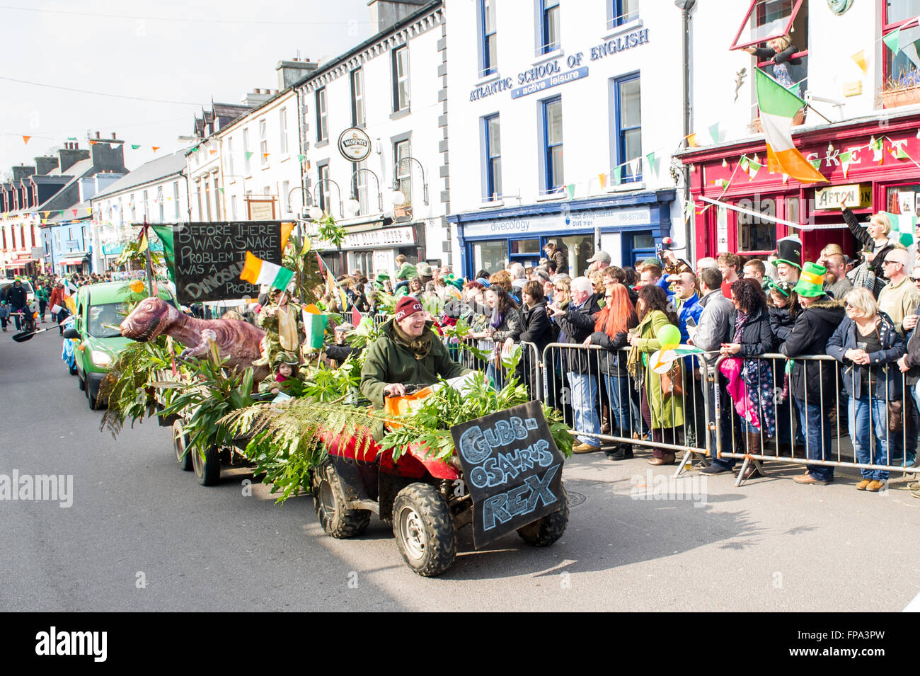 Schull, Irlande. 17 mars, 2016. L'Schull St Patrick's Day procession passe des centaines de sections locales sur Schull rue principale. Credit : Andy Gibson/Alamy Live News. Banque D'Images