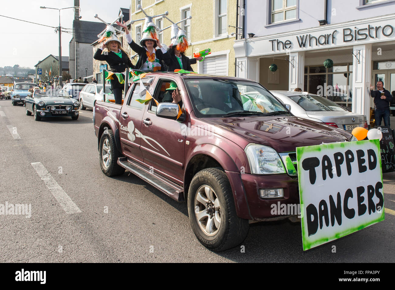 Schull, Irlande. 17 mars, 2016. L'Schull St Patrick's Day procession passe des centaines de sections locales sur Schull rue principale. Credit : Andy Gibson/Alamy Live News. Banque D'Images