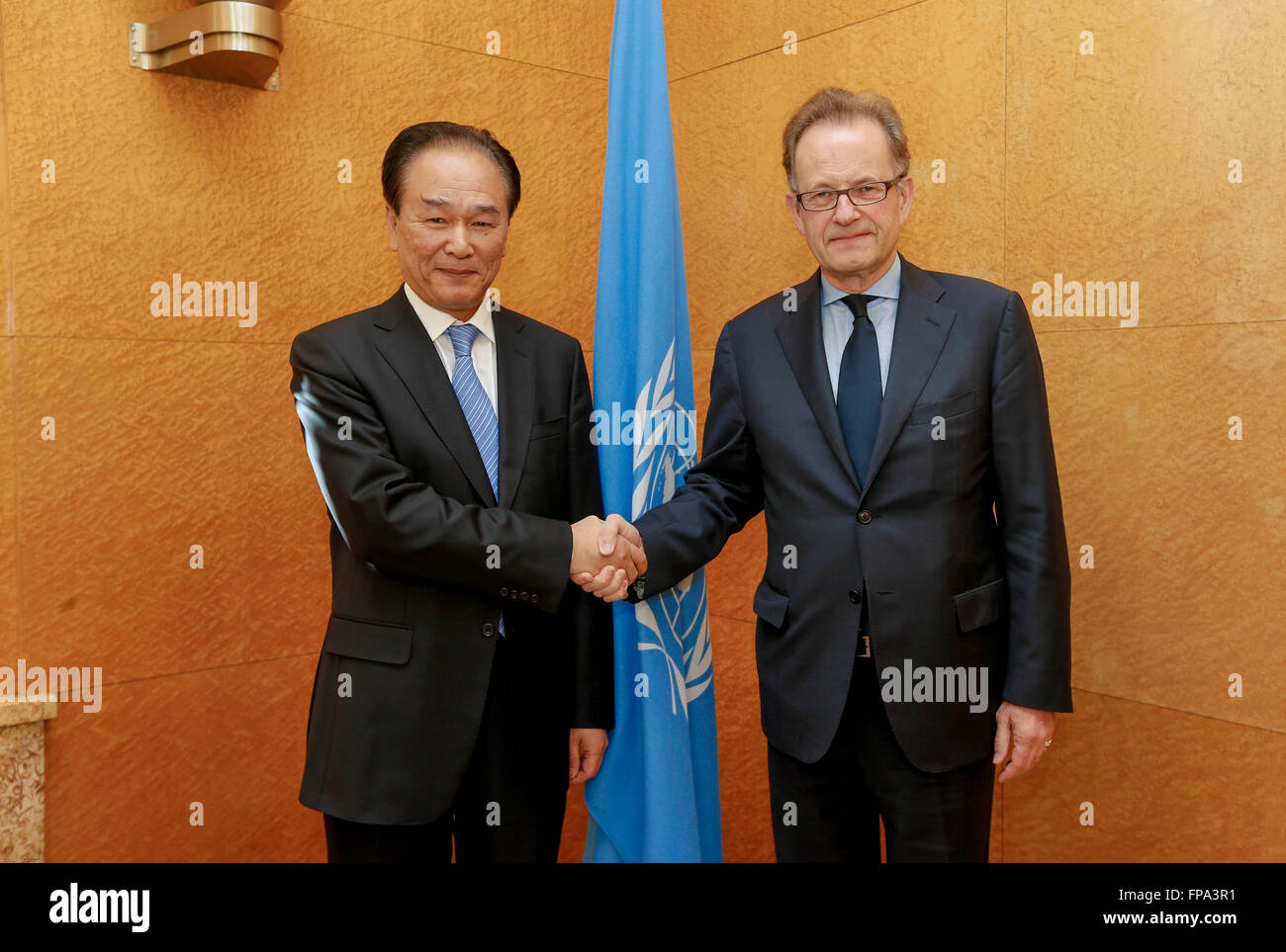 Genève, Suisse. Mar 17, 2016. Le Président de l'agence de presse Xinhua Cai Mingzhao(L), serre la main du directeur général de l'Office des Nations Unies à Genève (ONUG), Michael Moller, lors de leur réunion à Genève, Suisse, le 17 mars 2016. Le Président de l'agence de presse Xinhua Cai Mingzhao le jeudi se sont engagés à renforcer la coopération de l'organisation avec l'actualité des organisations des Nations Unies (ONU) afin de rendre compte des événements de l'ONU de façon plus constructive et efficace. © Zhou Lei/Xinhua/Alamy Live News Banque D'Images