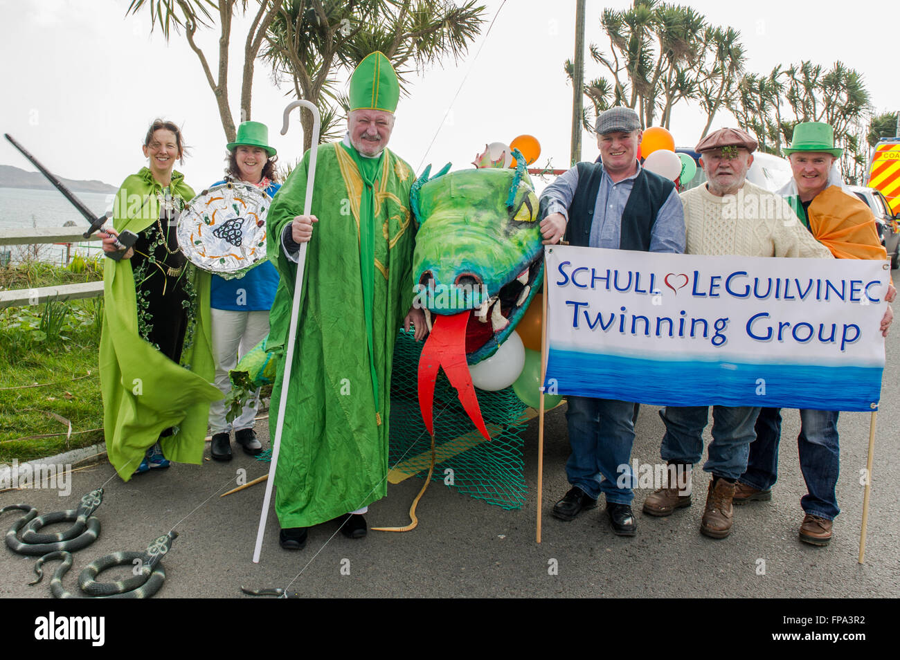 Schull, Irlande. 17 mars, 2016. Les membres du groupe : Schull-Le Jumelage Guilvinec Linda Morgan ; FLorence Newman ; Hans Herman ; Sam Ross ; Jim Carrig et Frank Fleming sont présentées avant le début de l'Schull Parade de la St Patrick. Credit : Andy Gibson/Alamy Live News. Banque D'Images