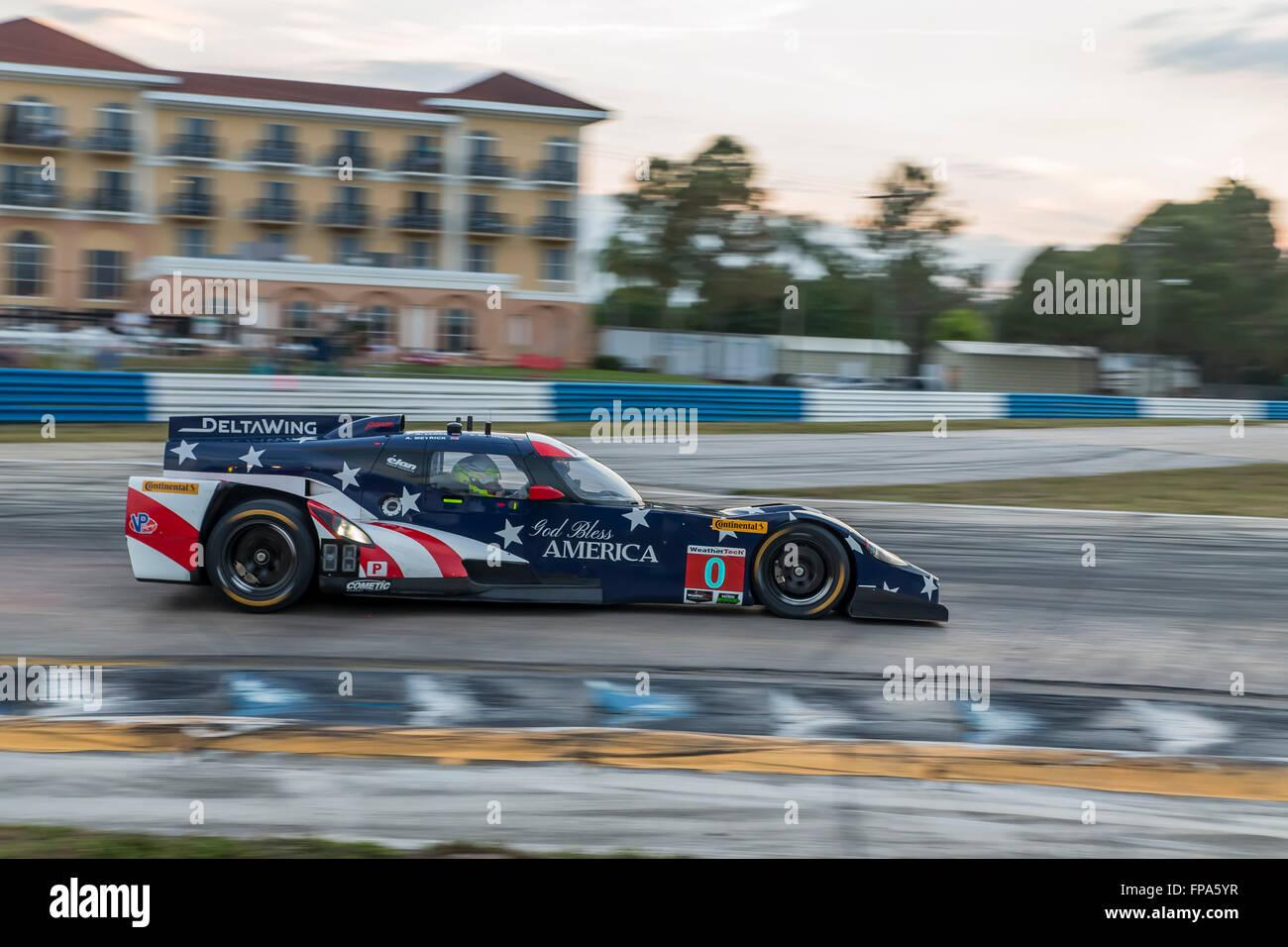 Sebring, en Floride, USA. Mar 17, 2016. La DeltaWing DWC13 races à travers la tourne à la Mobil 1 12 Heures de Sebring Sebring International Raceway à Sebring, Floride. Credit : csm/Alamy Live News Banque D'Images