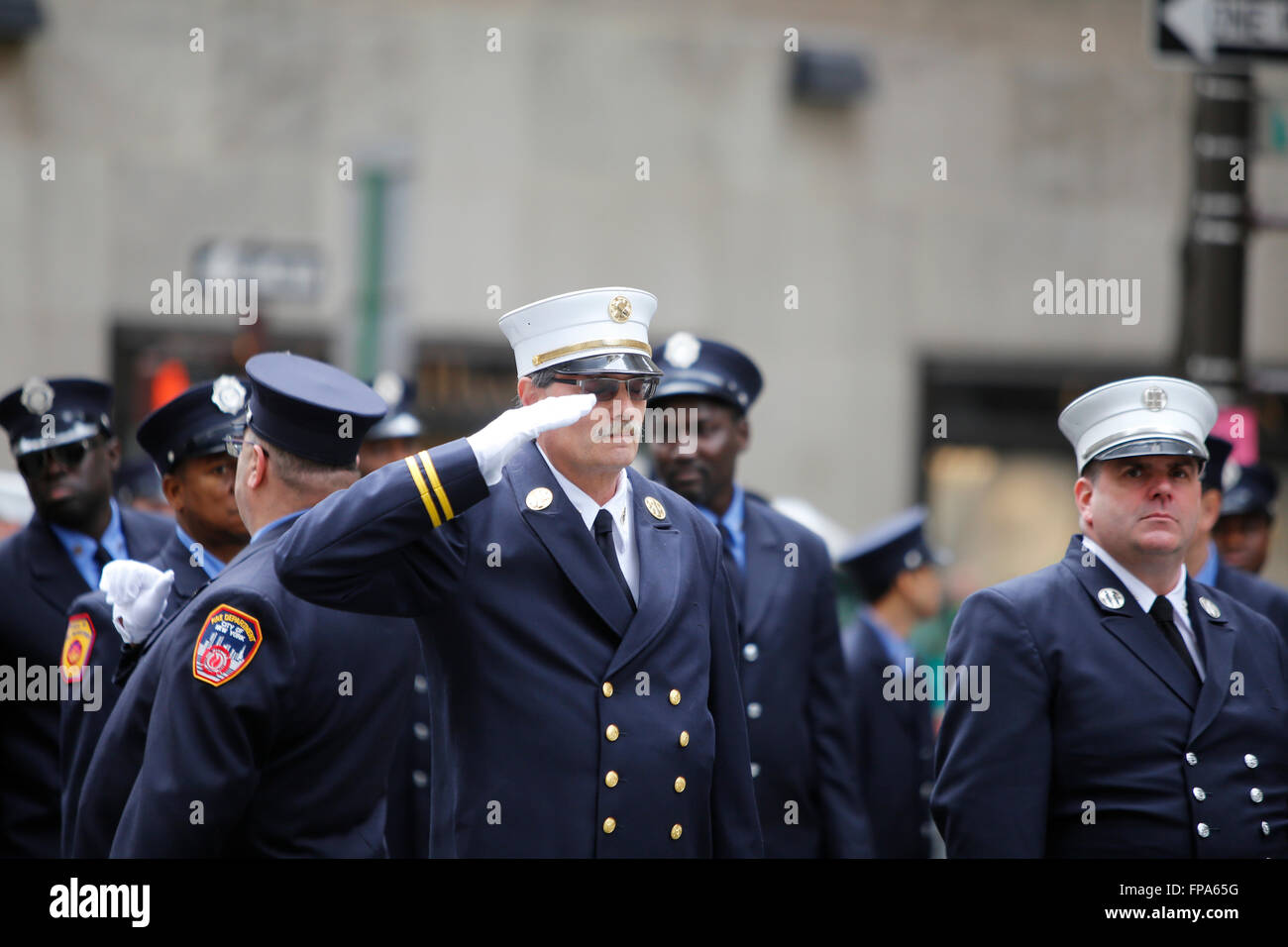 New York City, USA, 17 mars 2016. St Patrick's Day Parade : salute de FDNY états sur la 5e Avenue au cours de St Patrick's Day Parade Crédit : Andrew Katz/Alamy Live News Banque D'Images