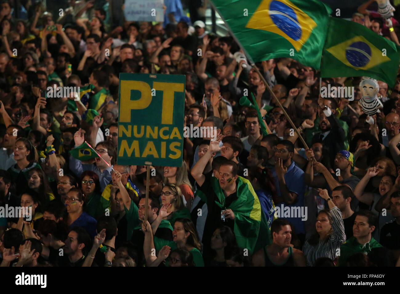 (160318) -- SAO PAULO, le 18 mars 2016 (Xinhua) -- Des manifestants bloquent l'Avenue Paulista pendant plus de 24 heures au cours d'une manifestation contre le gouvernement de la présidente du Brésil, Dilma Rousseff, et contre la nomination de l'ancien président Luiz Inacio Lula da Silva comme chef de cabinet à Sao Paulo, Brésil, le 17 mars 2016. Un juge fédéral a émis une injonction jeudi de suspendre la nouvelle nomination de l'ancien président Luiz Inacio Lula da Silva comme chef de cabinet Cabinet du Président Dilma Rousseff, disant qu'il a empêché le libre exercice de la justice, selon les médias locaux. (Xinhua/Ra Banque D'Images