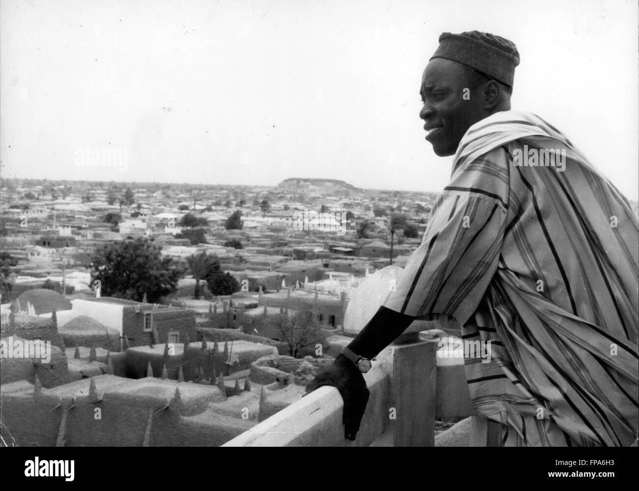1962 - Le Nord du Nigeria Kano : à partir de la Grande Mosquée, un citoyen de la ville de Kano Enquête d'un minaret de la Grande Mosquée © Keystone Photos USA/ZUMAPRESS.com/Alamy Live News Banque D'Images