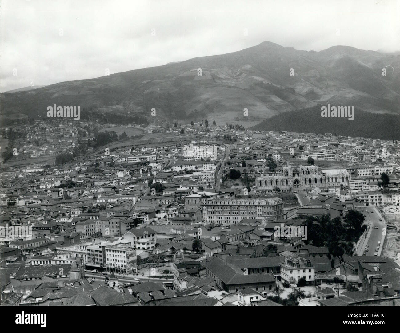 1962 - EQUATEUR - Quito : une vue partielle de Quito, entre le centre et le nord de l'article. Il y a un mélange de moderne et coloniale. En arrière-plan la Montagne de Pichincha. © Keystone Photos USA/ZUMAPRESS.com/Alamy Live News Banque D'Images