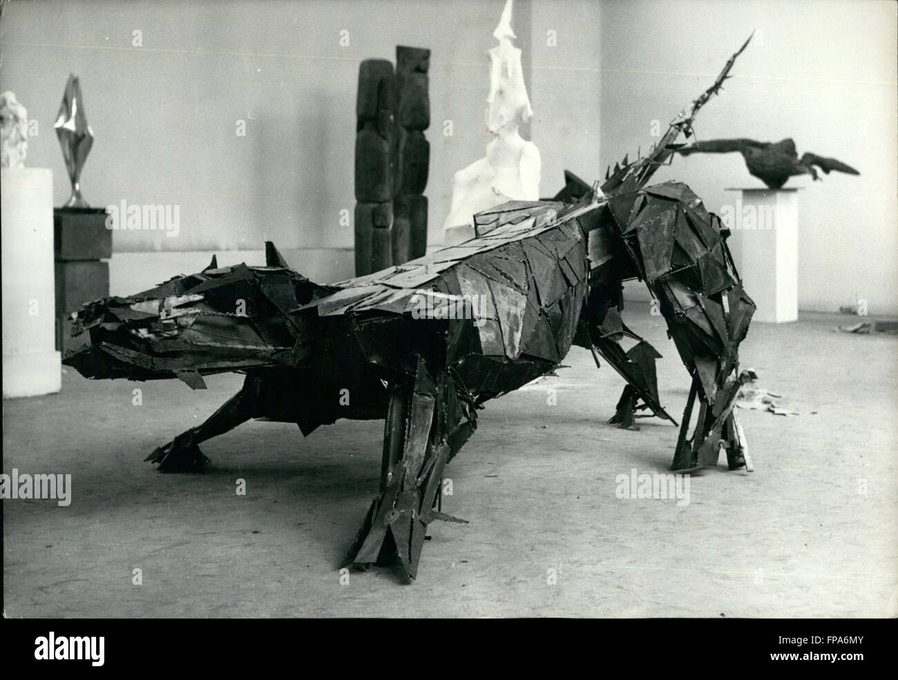 1962 - ''May show'' à la Paris Musee d'art moderne. Le XV peut montrer, la présentation des œuvres d'un grand nombre de célèbres peintres et sculpteurs, s'ouvre à la Paris Muses D'Art Moderne à -Moelle. Photo montre une sculpture par Auricoste du Gévaudan Animal '''', l'un des plus intéressants de l'exposition. © Keystone Photos USA/ZUMAPRESS.com/Alamy Live News Banque D'Images
