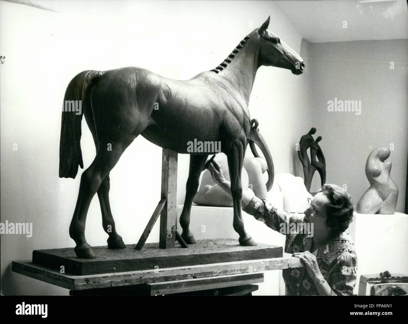 1962 - Statue de Arkle pour Cheltenham. Dorothy Lindner travaillant dans son studio dans le village de Cotswold vaste Campden sur son plasticin half life size modèle de Arkle à partir de laquelle une statue de bronze le champion steeplechase seront exprimées pour exposition permanente à l'hippodrome de Cheltenham. © Keystone Photos USA/ZUMAPRESS.com/Alamy Live News Banque D'Images