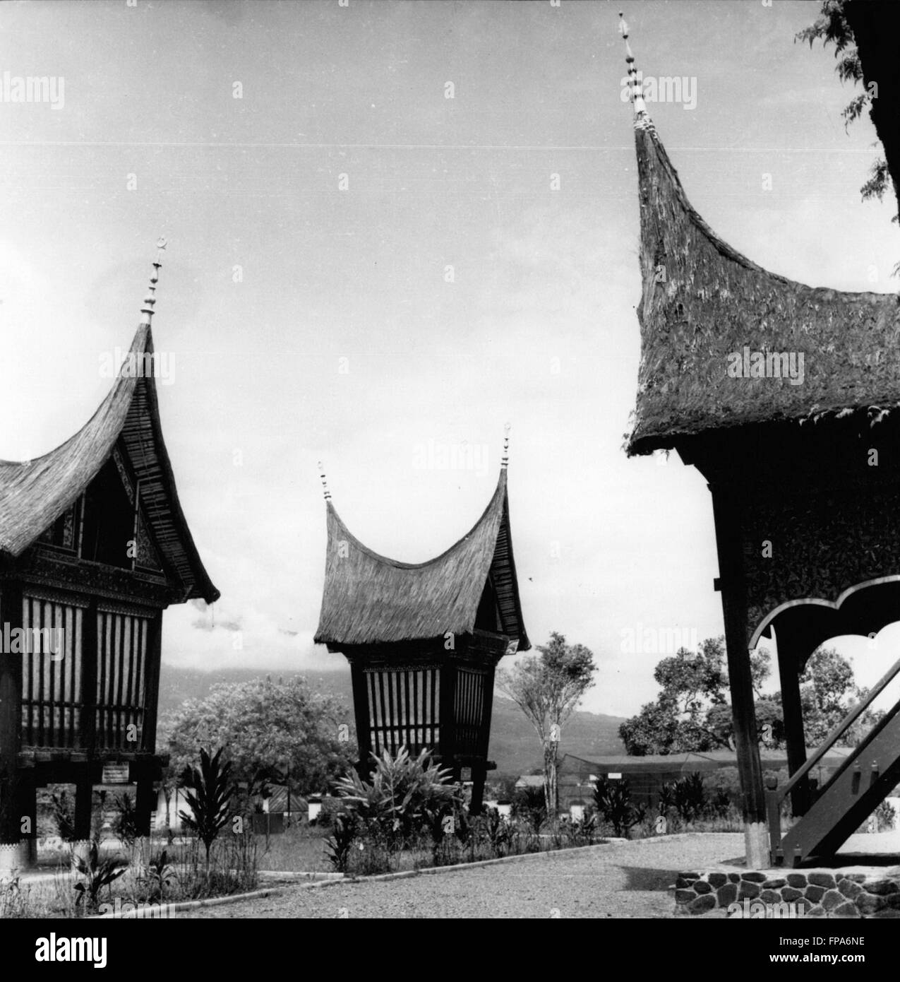 1962 - Les toits des maisons de Sumatra ressemblent aux cornes d'un buffle - le symbole traditionnel de l'île - ces deux bâtiments qui se dressent en face de chaque chambre sont utilisés pour le stockage du riz. © Keystone Photos USA/ZUMAPRESS.com/Alamy Live News Banque D'Images