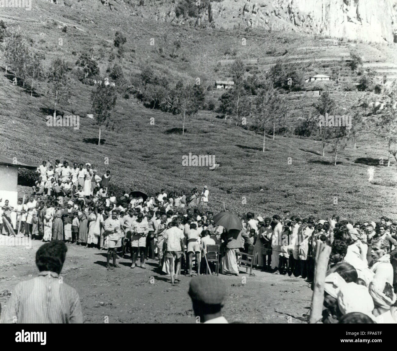 1962 - Vingt personnes tuées dans un glissement de plantation au Sri Lanka (Ceylan) : Une tragédie a frappé le district de culture du thé Ragala Des, dans le centre du Sri Lanka, récemment, lorsqu'un glissement de terrain s'est produit sur un plateau Liddlesdale Estate, recouvrant complètement une coopérative et enterrer vivants 21 personnes qui achètent leur ration alimentaire hebdomadaire à l'époque. Photo montre des auxiliaires de justice, assisté par le personnel de police, la tenue d'une enquête sur le décès. © Keystone Photos USA/ZUMAPRESS.com/Alamy Live News Banque D'Images