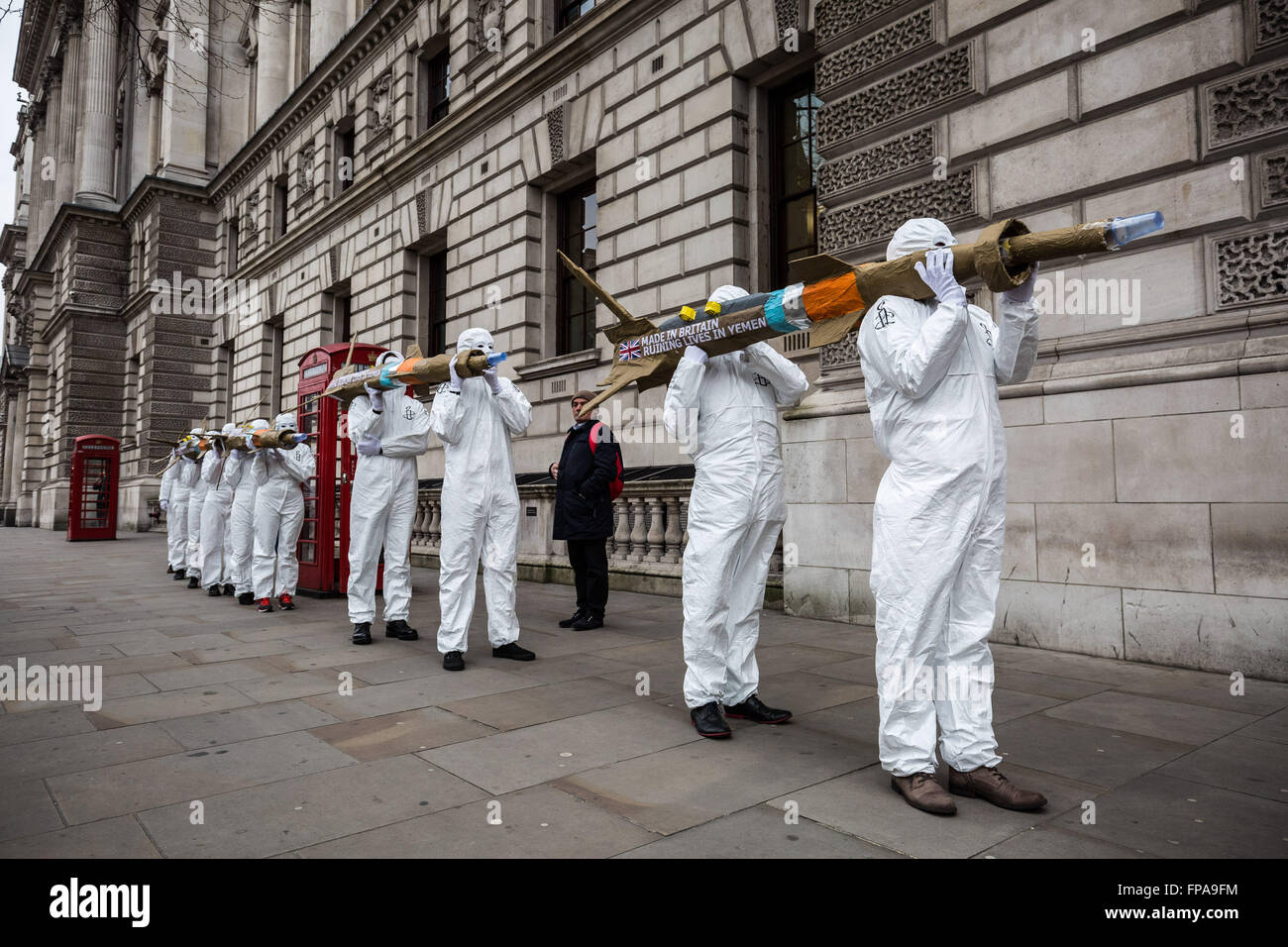 Londres, Royaume-Uni. 18 mars, 2016. Les défenseurs des droits de l'homme amnistie transporter un lot de cinq missiles factice géant par Westminster à Downing Street pour attirer l'attention sur le refus du gouvernement britannique de faire cesser les exportations d'armes fabriquées au Royaume-Uni, à l'Arabie saoudite malgré le risque qu'ils pourraient être utilisés pour commettre des crimes de guerre au Yémen Crédit : Guy Josse/Alamy Live News Banque D'Images