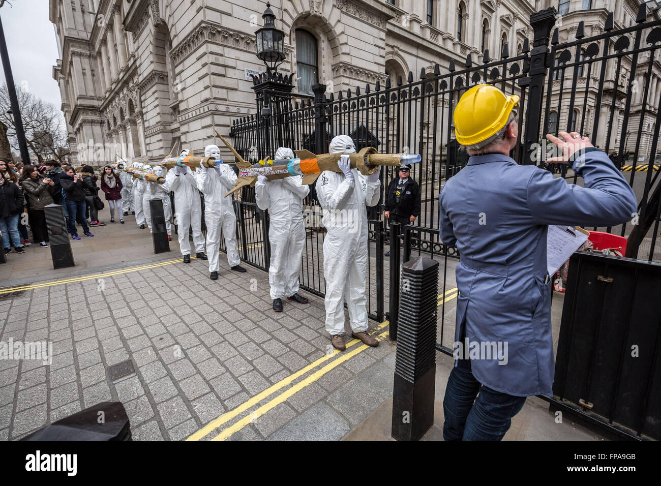 Londres, Royaume-Uni. 18 mars, 2016. Les défenseurs des droits de l'homme amnistie transporter un lot de cinq missiles factice géant par Westminster à Downing Street pour attirer l'attention sur le refus du gouvernement britannique de faire cesser les exportations d'armes fabriquées au Royaume-Uni, à l'Arabie saoudite malgré le risque qu'ils pourraient être utilisés pour commettre des crimes de guerre au Yémen Crédit : Guy Josse/Alamy Live News Banque D'Images