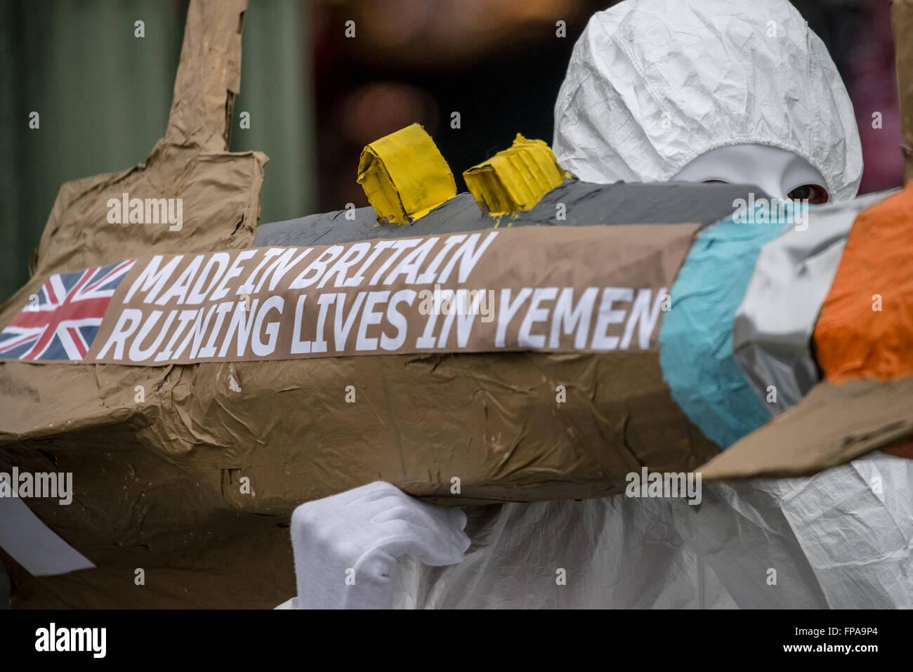 Londres, Royaume-Uni. 18 mars, 2016. Les défenseurs des droits de l'homme amnistie transporter un lot de cinq missiles factice géant par Westminster à Downing Street pour attirer l'attention sur le refus du gouvernement britannique de faire cesser les exportations d'armes fabriquées au Royaume-Uni, à l'Arabie saoudite malgré le risque qu'ils pourraient être utilisés pour commettre des crimes de guerre au Yémen Crédit : Guy Josse/Alamy Live News Banque D'Images