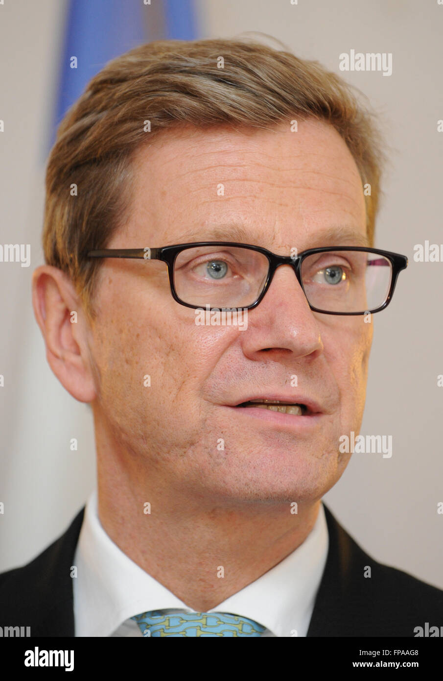 Le ministre des Affaires étrangères allemand Guido Westerwelle (FDP) donne une conférence de presse à la base de la Brigade franco-allemande à Muehlheim, Allemagne, 01 octobre 2012. Les ministres français et allemand a parlé de la situation actuelle en Afrique du Nord et au Moyen-Orient ainsi que la poursuite de l'élaboration de la politique de sécurité et de défense commune (PSDC). Photo : PATRICK SEEGER Banque D'Images