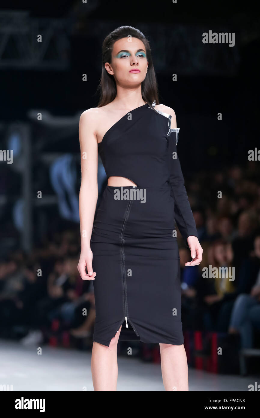 Zagreb, Croatie. 16 mars, 2016. Portant des vêtements du modèle conçu par AnaBo sur le mode bipa.hr fashion show à Zagreb, Croatie. AnaBo est designer de mode Ana Bogdan. Credit : PhotoJa/Alamy Live News Banque D'Images