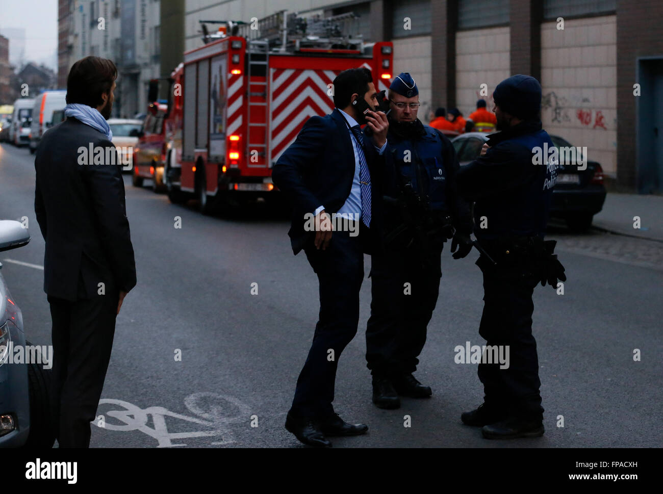 Bruxelles, Belgique. 18 Mar, 2016. Les agents de police garde côtière la zone où un suspect des attentats de Paris a été arrêté à Bruxelles, Belgique, le 18 mars 2016. Les attaques de Paris Salah suspect Abdeslam a été arrêté et blessé à la jambe dans une grande opération de police vendredi après-midi à Bruxelles, la chaîne de télévision belge RTBF a fait rapport. Credit : Ye Pingfan/Xinhua/Alamy Live News Banque D'Images