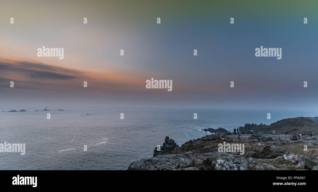 Lands End, Cornwall, UK. 18 mars 2016. Météo britannique. Une autre vague de fin de la journée dans l'extrême sud à l'ouest de Cornwall, comme le ciel se fond dans la mer à l'horizon. Crédit : Simon Maycock/Alamy Live News Banque D'Images