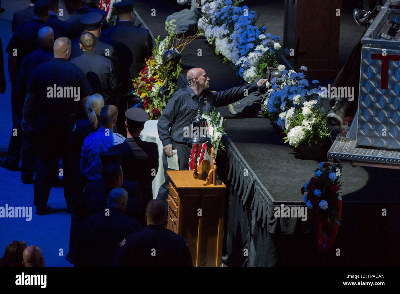 Kansas City, Missouri, États-Unis. 18 Mar, 2016. Référence à Kansas City's Oak de pompiers morts en mesh et John Liggio Larry. Larry J. Leggio (camion 2 - Station 17) et John C. Mesh (Pumper 10 - Station 10) ont donné leur vie le 12 octobre 2015 lors d'un incendie du bâtiment dans le quartier de l'indépendance et l'avenue Prospect. Ils ont péri lorsqu'un mur structurel s'est effondré sur eux. Larry Leggio était un ancien combattant de 17 ans et Jean 13 ans filet ancien combattant de la Kansas City Fire Department. Pompiers de toute la nation et T2 et Pumper 10's d'affectation commémorer leurs frères. (Crédit Image : © Se Banque D'Images