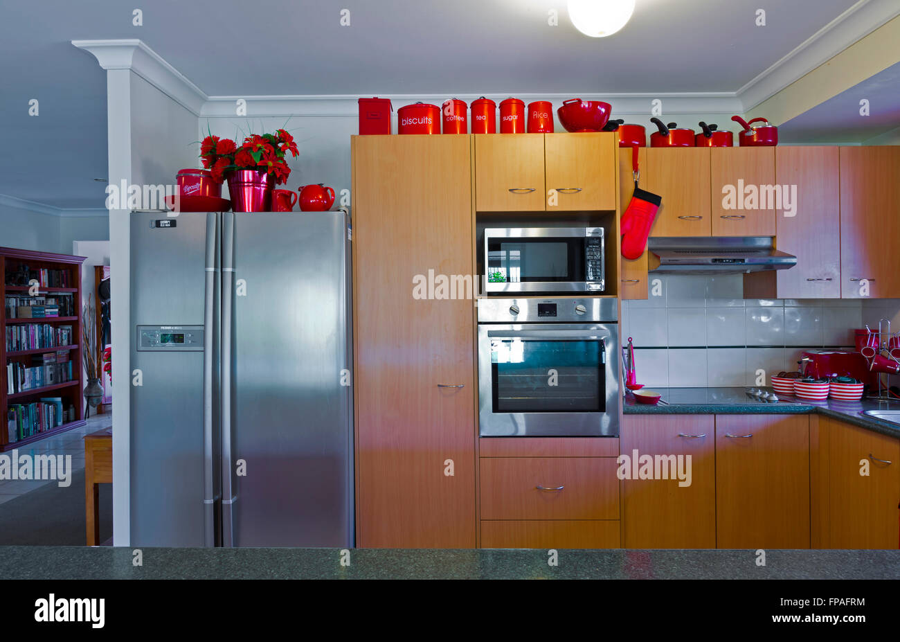 Cuisine de style rouge montrant les appareils électroménagers, vaisselle, rideaux, cultery évier, lave-vaisselle Banque D'Images