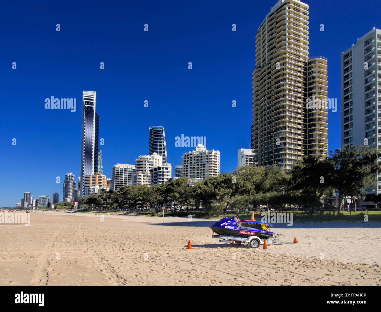 Des tours d'appartements et d'hôtels à Surfers Paradise, Gold Coast, Australie comme vu de la plage de surf de sauvetage, sauvetage Banque D'Images