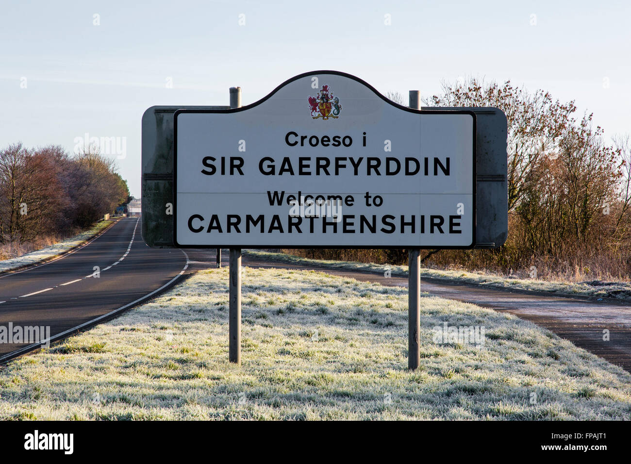 Panneau routier bienvenue dans carmarthenshire Wales UK sur l'herbe point sur un matin glacial Banque D'Images