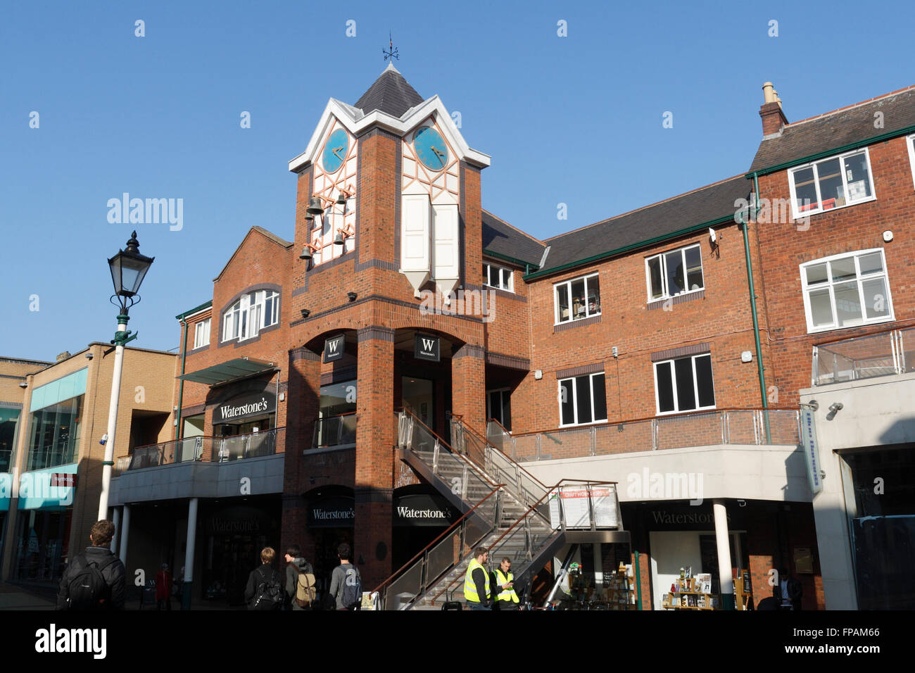 Tour de l'horloge au-dessus de Waterstones librairie dans Orchard Square Sheffield centre-ville Angleterre Royaume-Uni, bâtiments commerciaux Banque D'Images