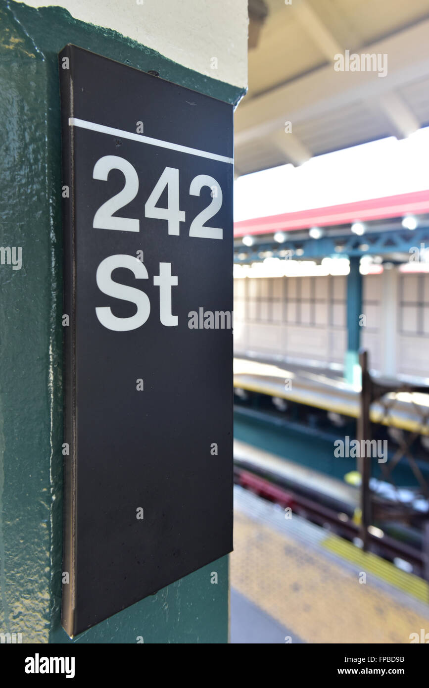 MTA 242 Street Station Van Cortlandt Park dans le métro de New York City. C'est le terminus de la ligne de train 1 dans le Bron Banque D'Images