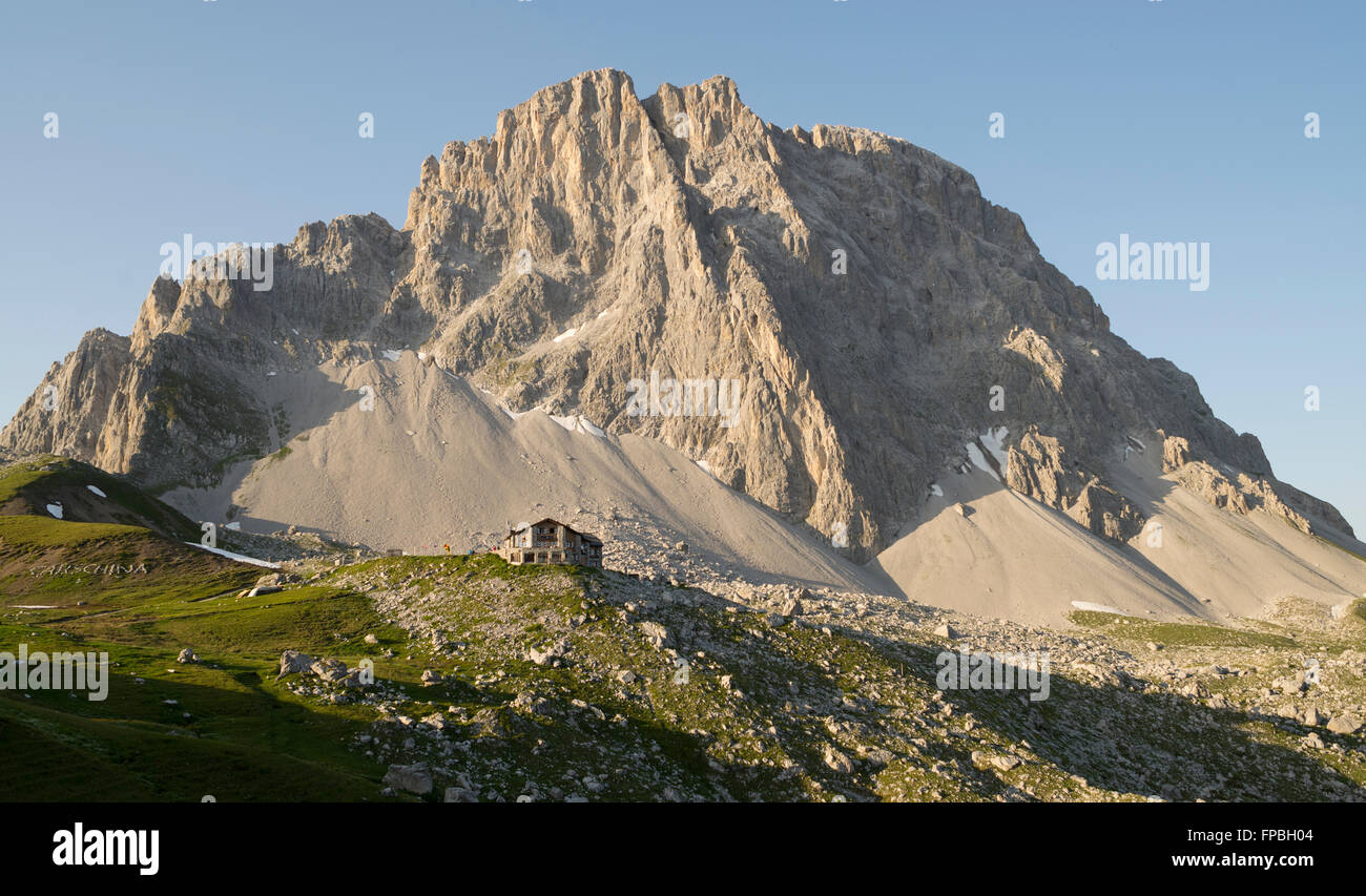 L'Carschina refuge de montagne en face de l'étape de la montagne rocheuse de Sulzfluh , canton des Grisons en Suisse Banque D'Images