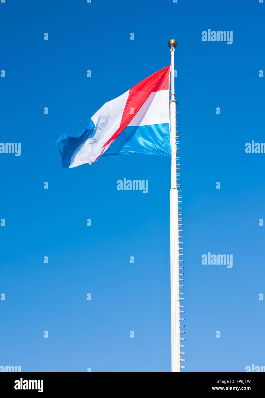 Drapeau du Luxembourg plus de ciel bleu. Cette photo est prise à Luxembourg Banque D'Images