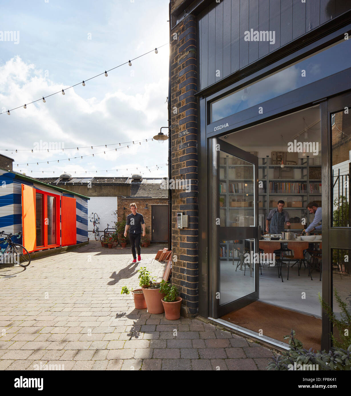 Entrée de l'immeuble avec cour et remise du modèle. DSDHA bureau d'architecture, Londres, Royaume-Uni. Architecte : DSDHA, 2015. Banque D'Images