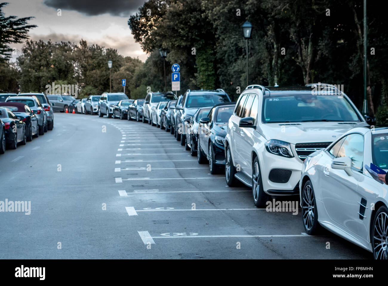 Tout nouveau Mercedes voitures alignées prêt pour l'essai près de Dubrovnik, sur la côte dalmate. Banque D'Images