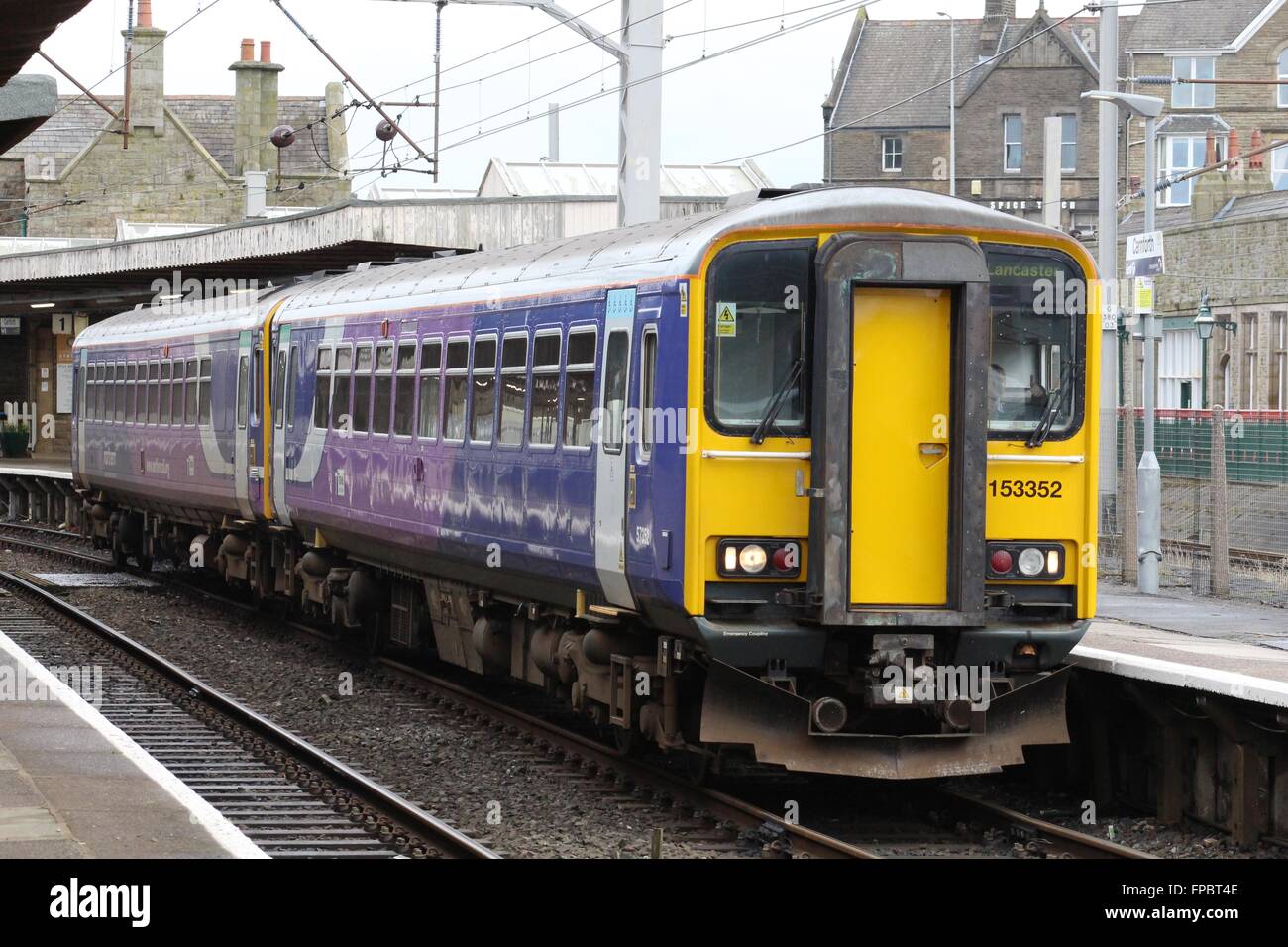 Deux class 153 dans le Nord de l'unité diesel livrée sur un train de voyageurs quittant la gare la Comunidad de la plate-forme 1. Banque D'Images