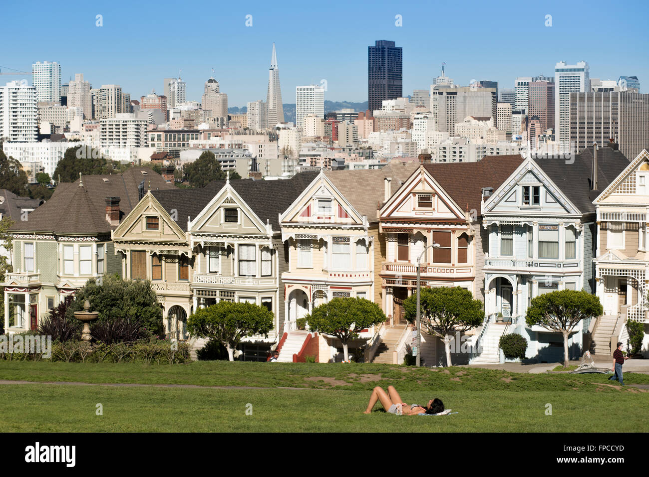 Les belles dames chez Alamo Park avec le centre-ville de San Francisco derrière et un au premier plan. sunbather Banque D'Images