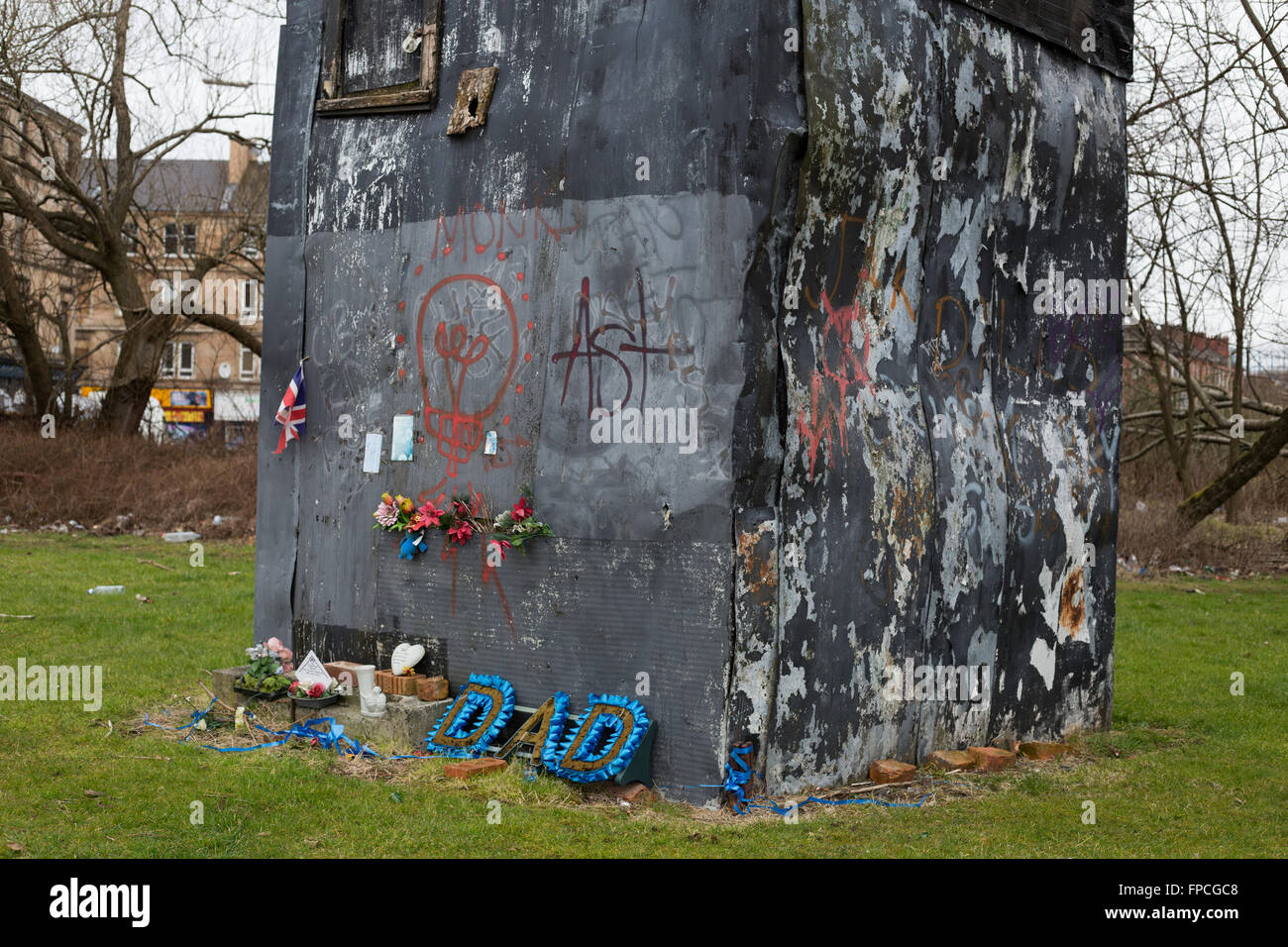 Les fleurs, à l'extérieur d'un mémorial pigeonnier, dans l'East End de Glasgow, Ecosse. Banque D'Images