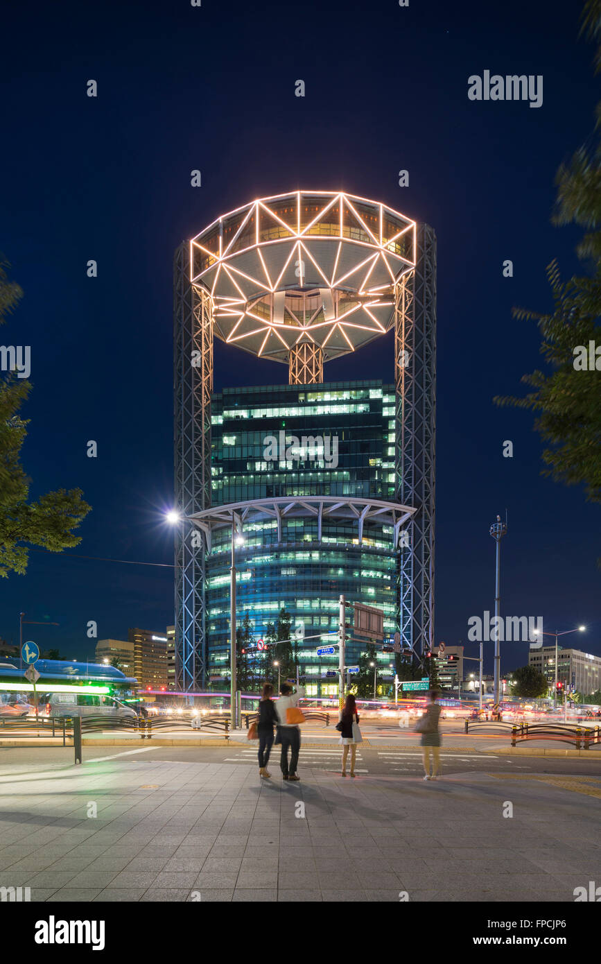 Conçu par Rafael ViÃOEÂ,l'Oly±Jongno Tower Building Vue de nuit illuminée , regarde comme si elle se trouve dans un château d'eau dans un cadre d'acier, et l'étourdissement. Banque D'Images