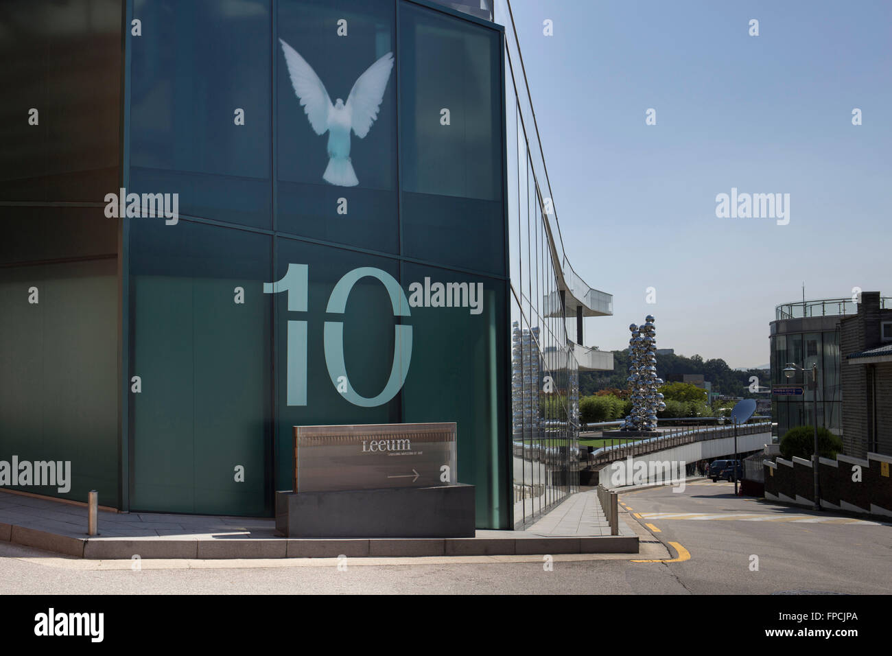 Conçu par Rem Koolhaas Leeum Samsung Museum de l'Art building, Séoul, une simple structure en verre rectangulaire, construit sur une colline avec des angles légèrement. Banque D'Images