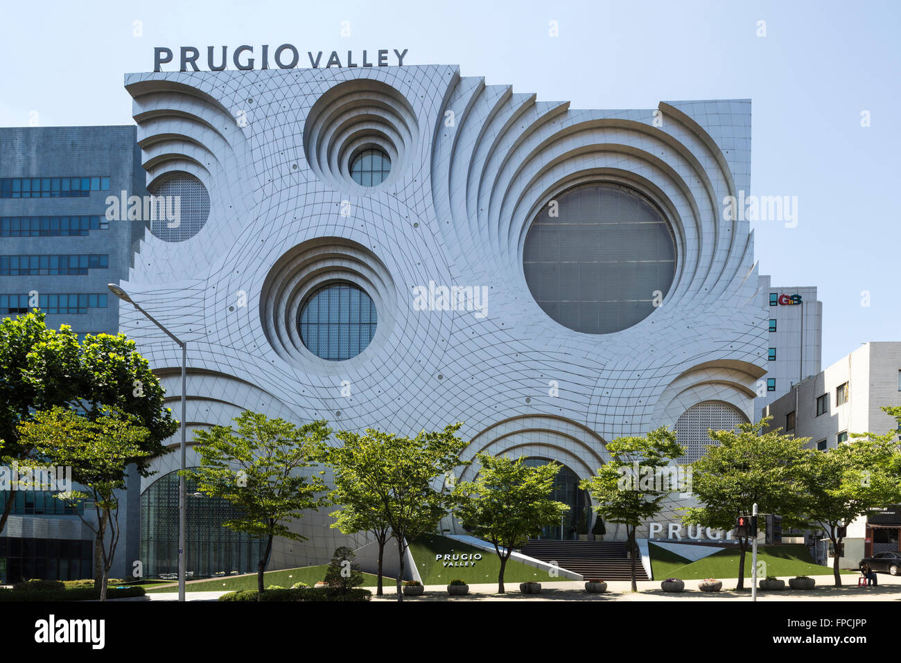 Conçu par Unsangdong Architects, Prugio bâtiment Vallée vue depuis la rue est d'un mur de diminution des cercles. Banque D'Images