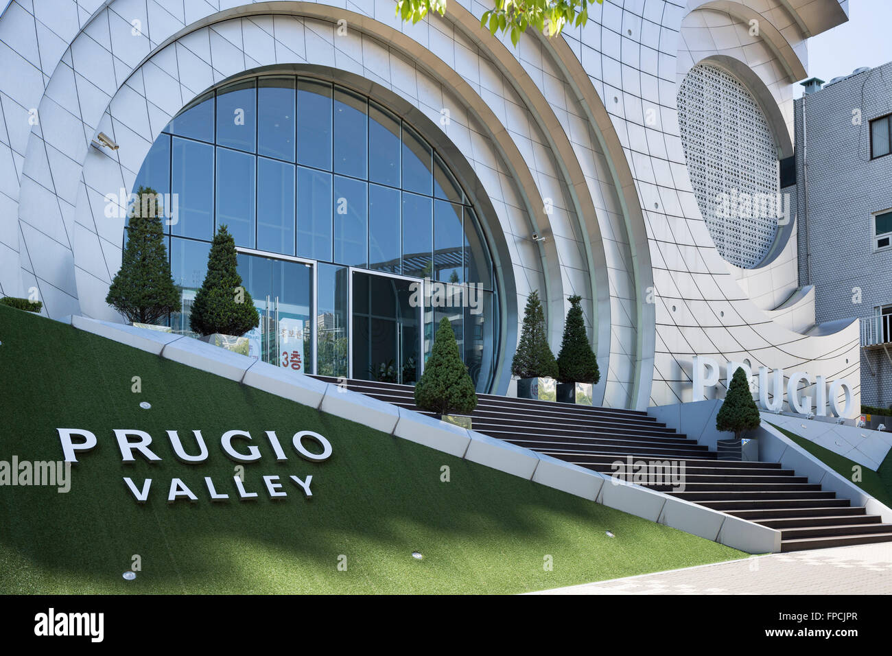 Conçu par Unsangdong Architects, Prugio Valley building vue de l'entrée est un mur plein de cercles décroissants. Banque D'Images