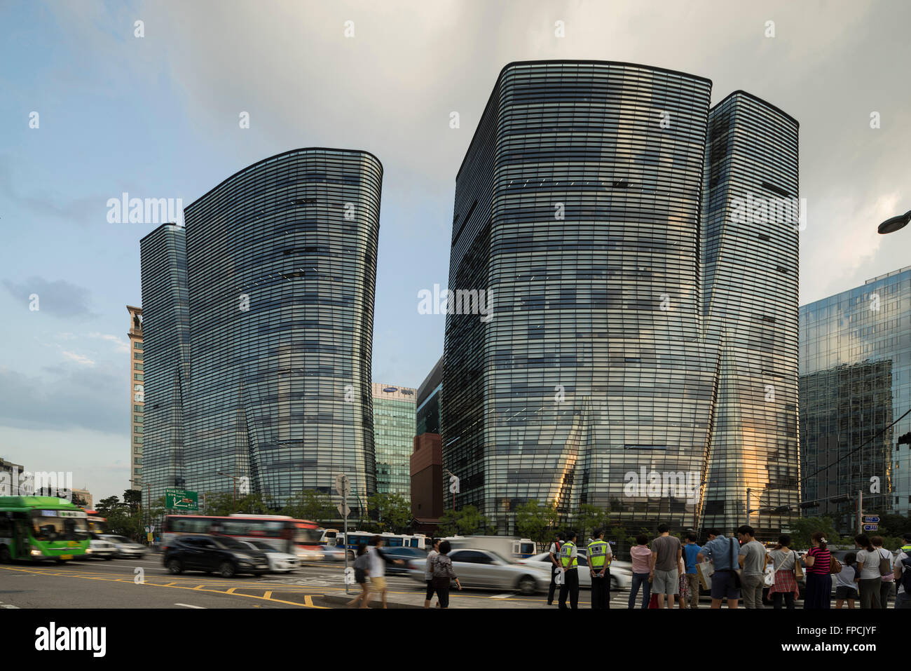 Conçu par les architectes BCHO Les deux bâtiments arbres vue depuis la rue, semblent hors de forme en bas, et regardez comme si une partie a fondu et qu'une fente divise haut vers le milieu. Banque D'Images