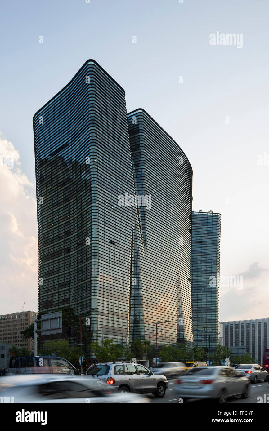 Conçu par les architectes BCHO Les deux bâtiments arbres vu de la rue, comme si une fente divise haut à moyen et inférieur à moyen. Banque D'Images