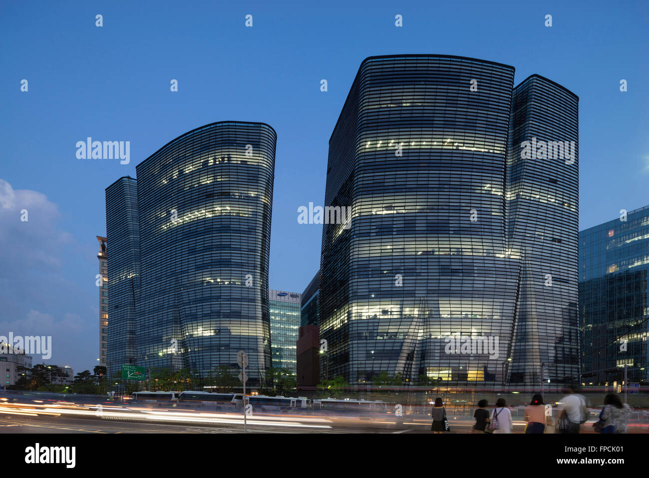 Conçu par les architectes BCHO Les deux bâtiments arbres vue depuis la rue, semblent hors de forme en bas, et regardez comme si une partie a fondu et qu'une fente divise haut vers le milieu. Banque D'Images